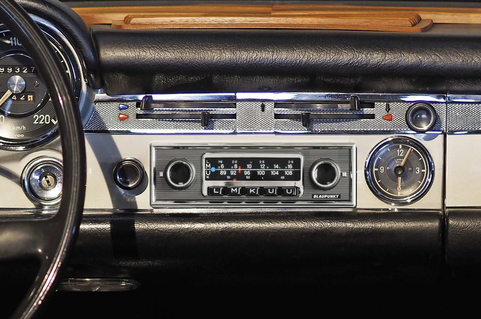 Blaupunkt lansează zeci de noutăți: autoradio-uri retro, DAB+, antene și camere de marșarier